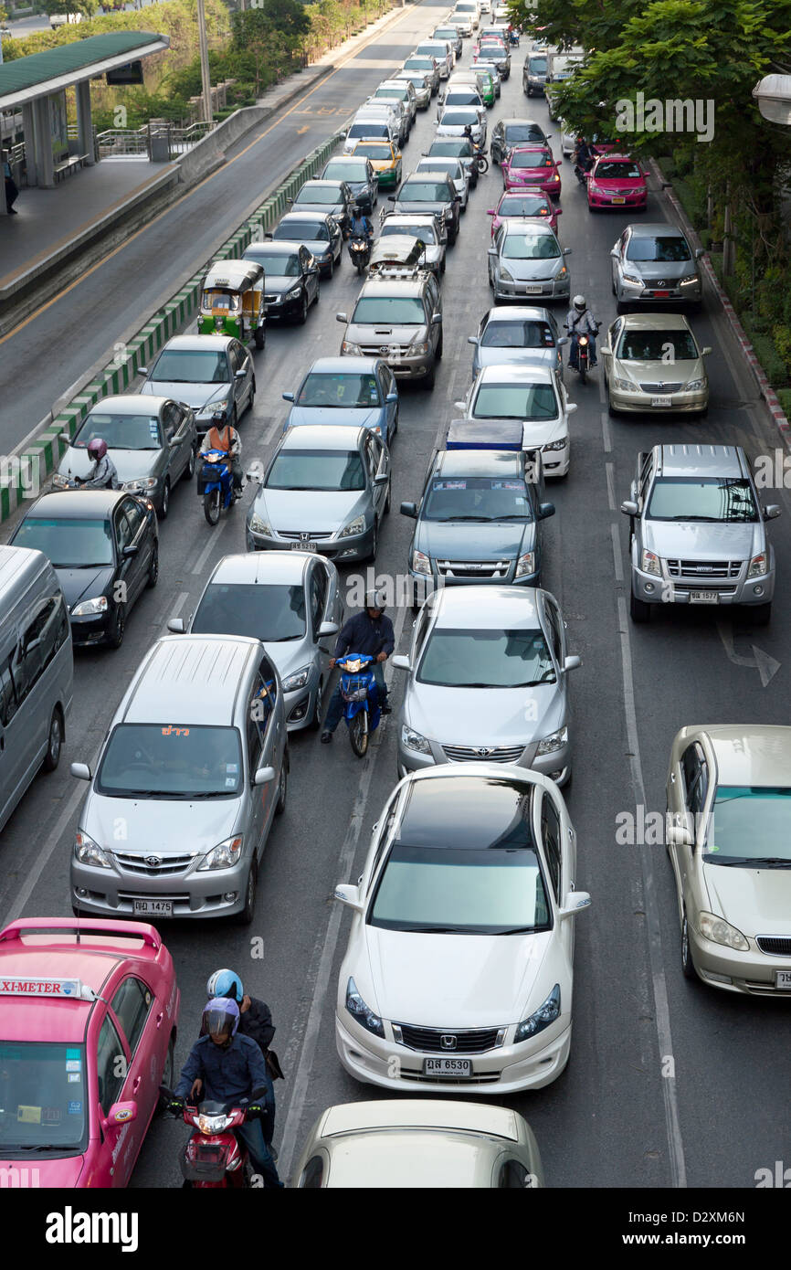 Le trafic congestionné sur Sathorn Bangkok Banque D'Images