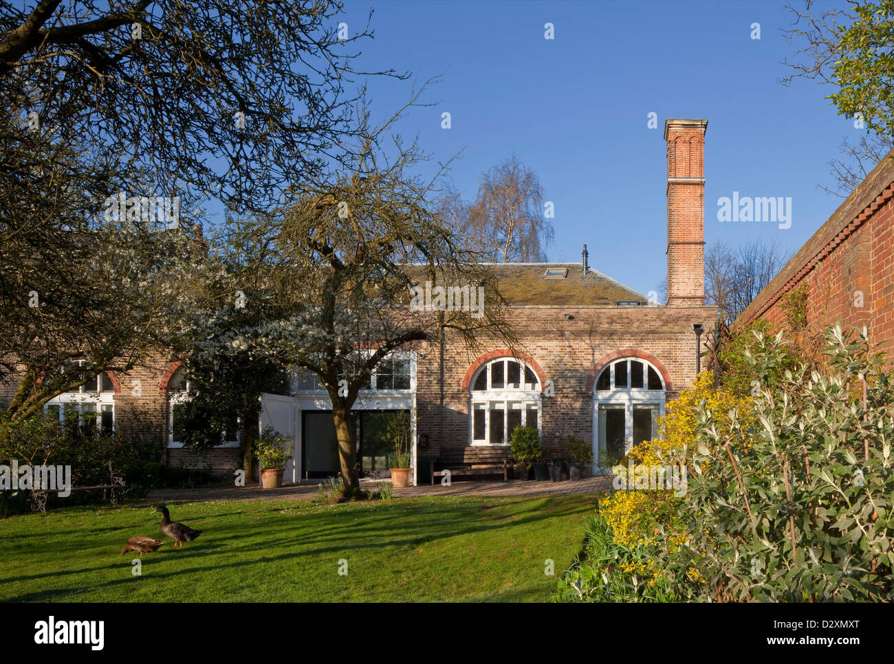 L'Oaks, Richmond, Royaume-Uni. Architecte : Soup architectes, 2012. Vue sur la tête de l'Est de l'altitude avec des canards en premier plan Banque D'Images