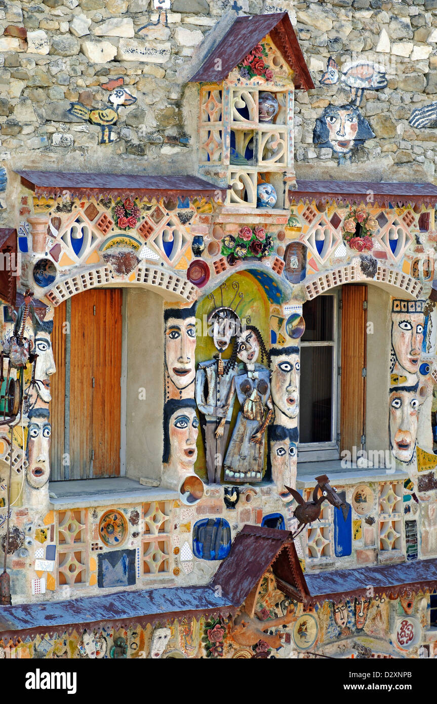 L'Art Populaire décoration double fenêtre et façade de la maison Dütel Roland Dieulefit Drôme Provence France Banque D'Images