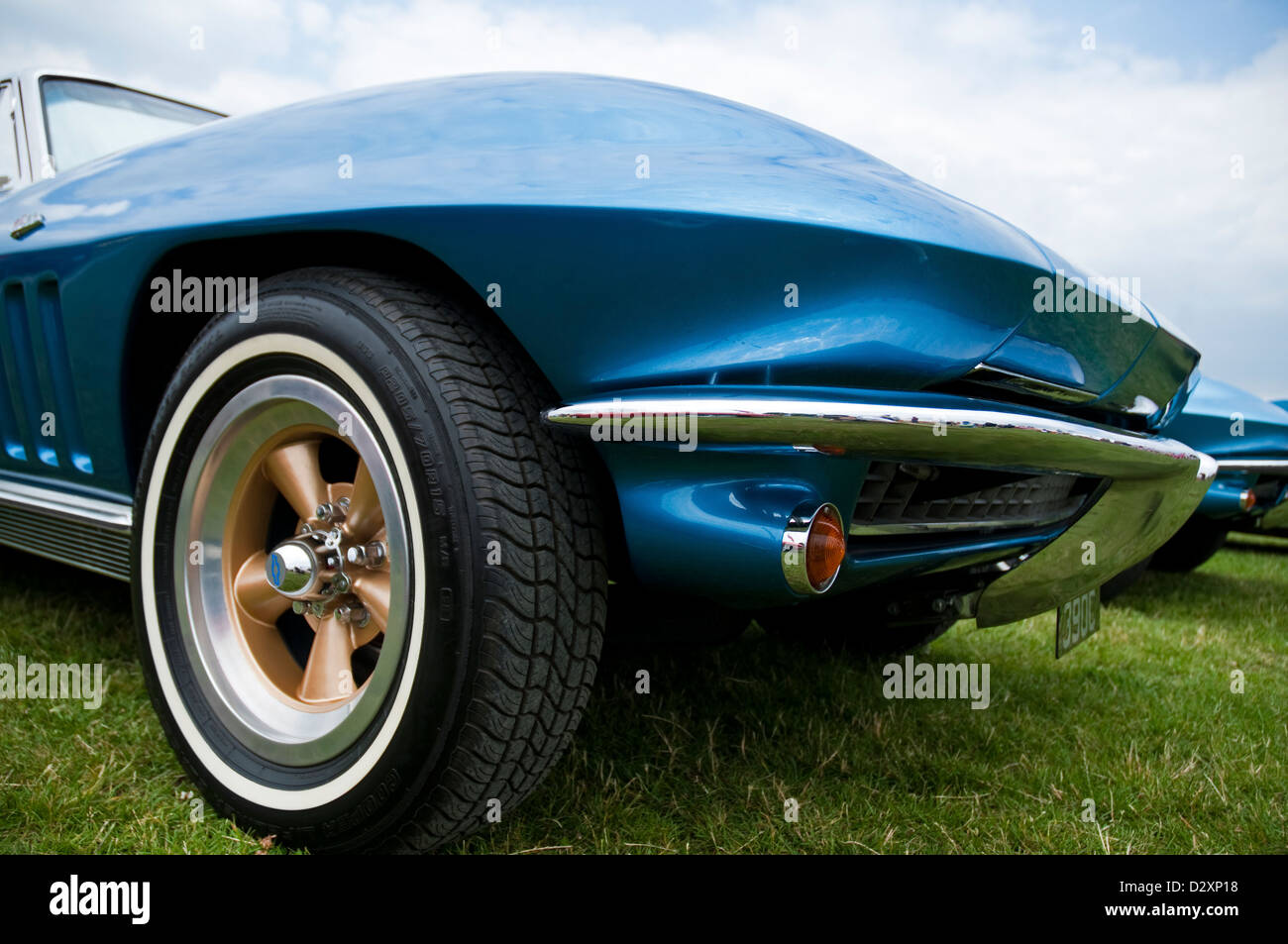 Image en gros plan d'une voiture bleu Chevrolet Corvette. Banque D'Images