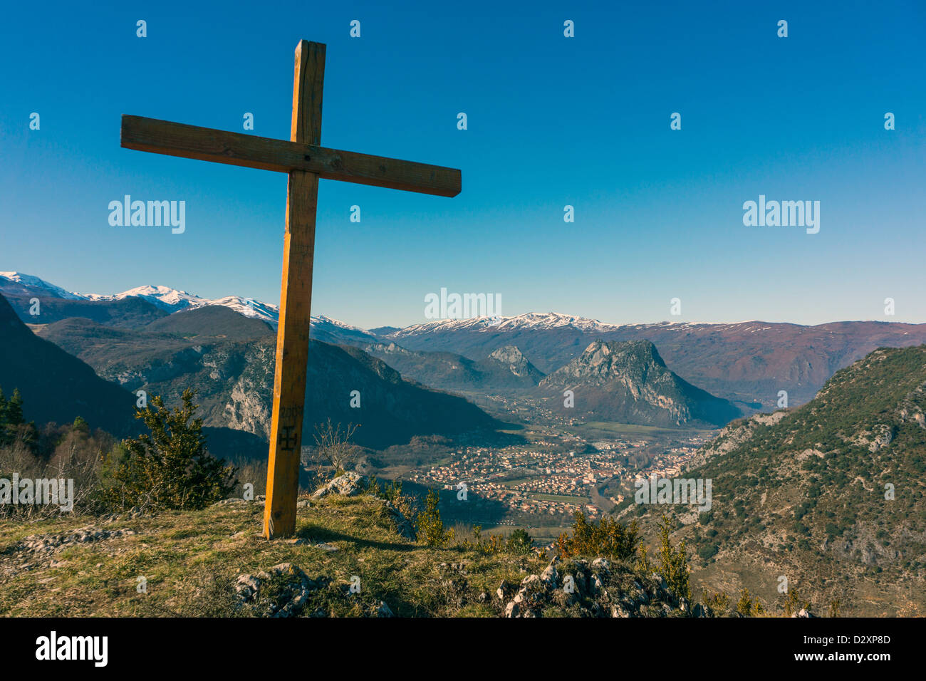 Croix de bois en montagne, Tarascon sur Ariège, Pyrénées, France Banque D'Images