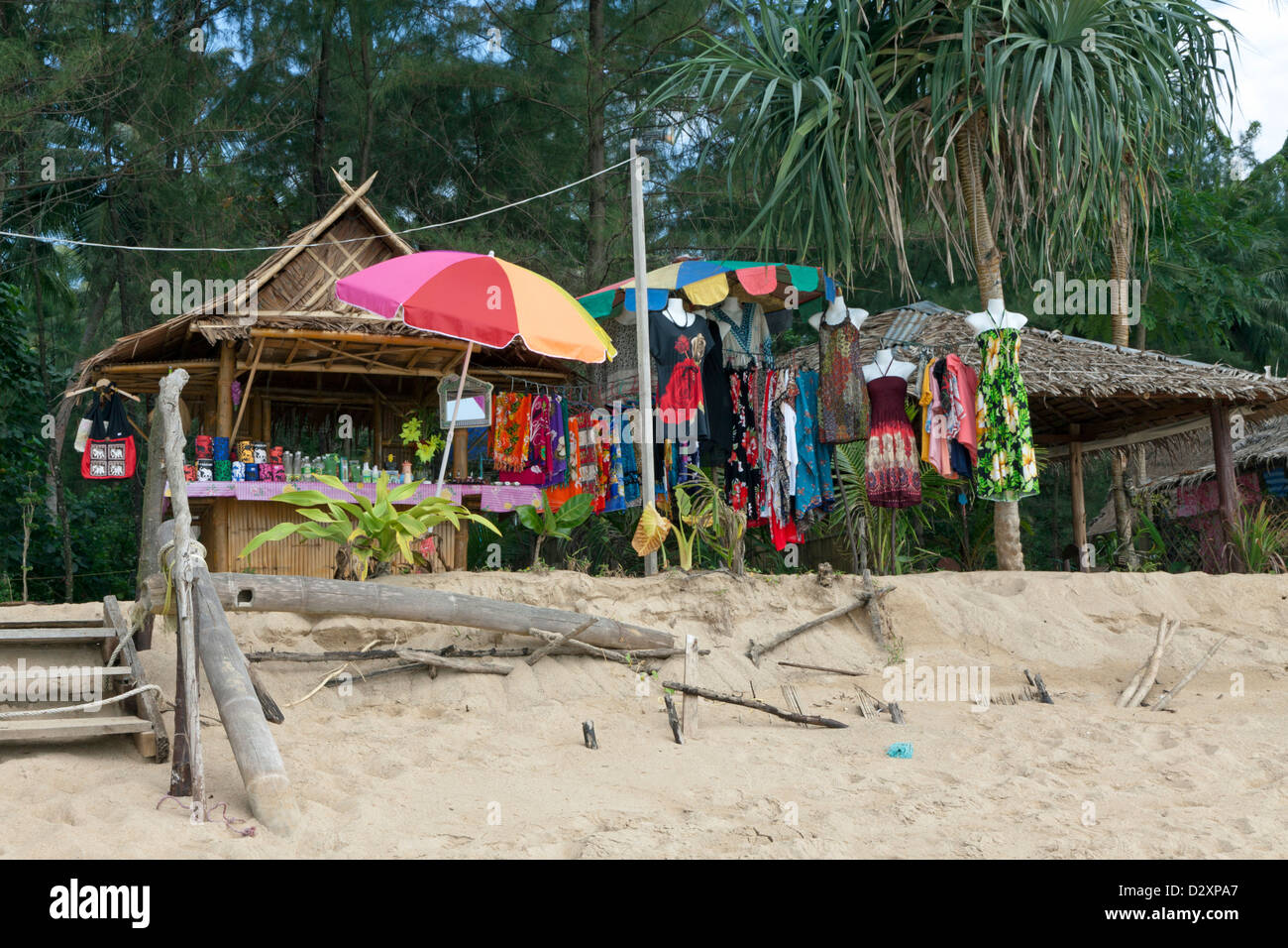 Beach Hut shop sur Khuk plage de Khuk Khak, à Khao Lak en Thaïlande Banque D'Images