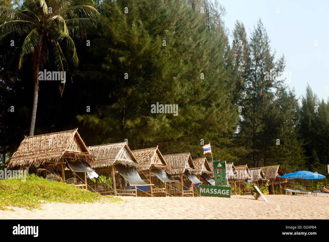 Cabanes de massage sur la plage de Khuk Khak Khuk à Khao Lak en Thaïlande Banque D'Images