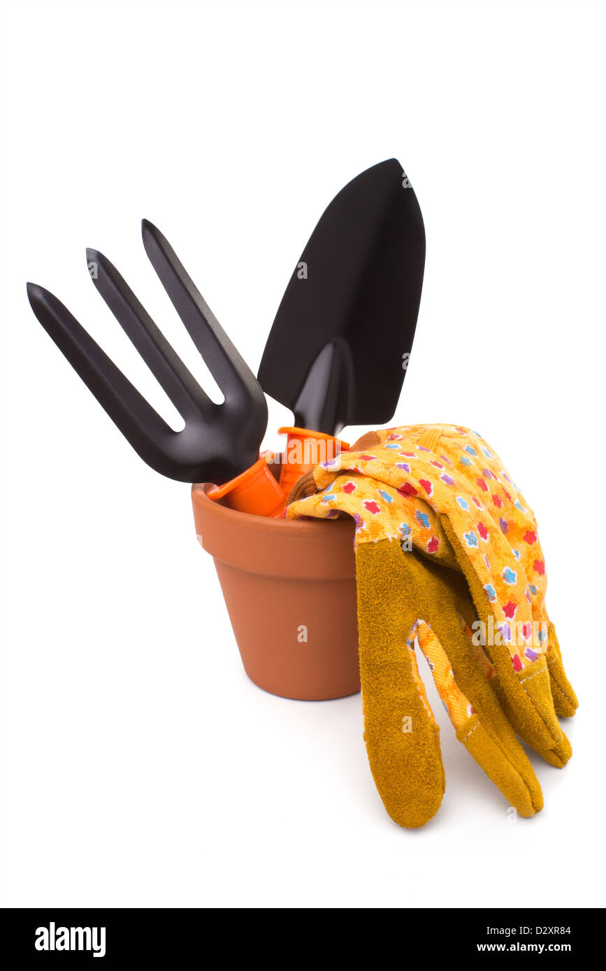 Jardinage : groupe d'outils et accessoires (gants, pot de fleurs, à la truelle et creuser fourche), isolé sur fond blanc Banque D'Images