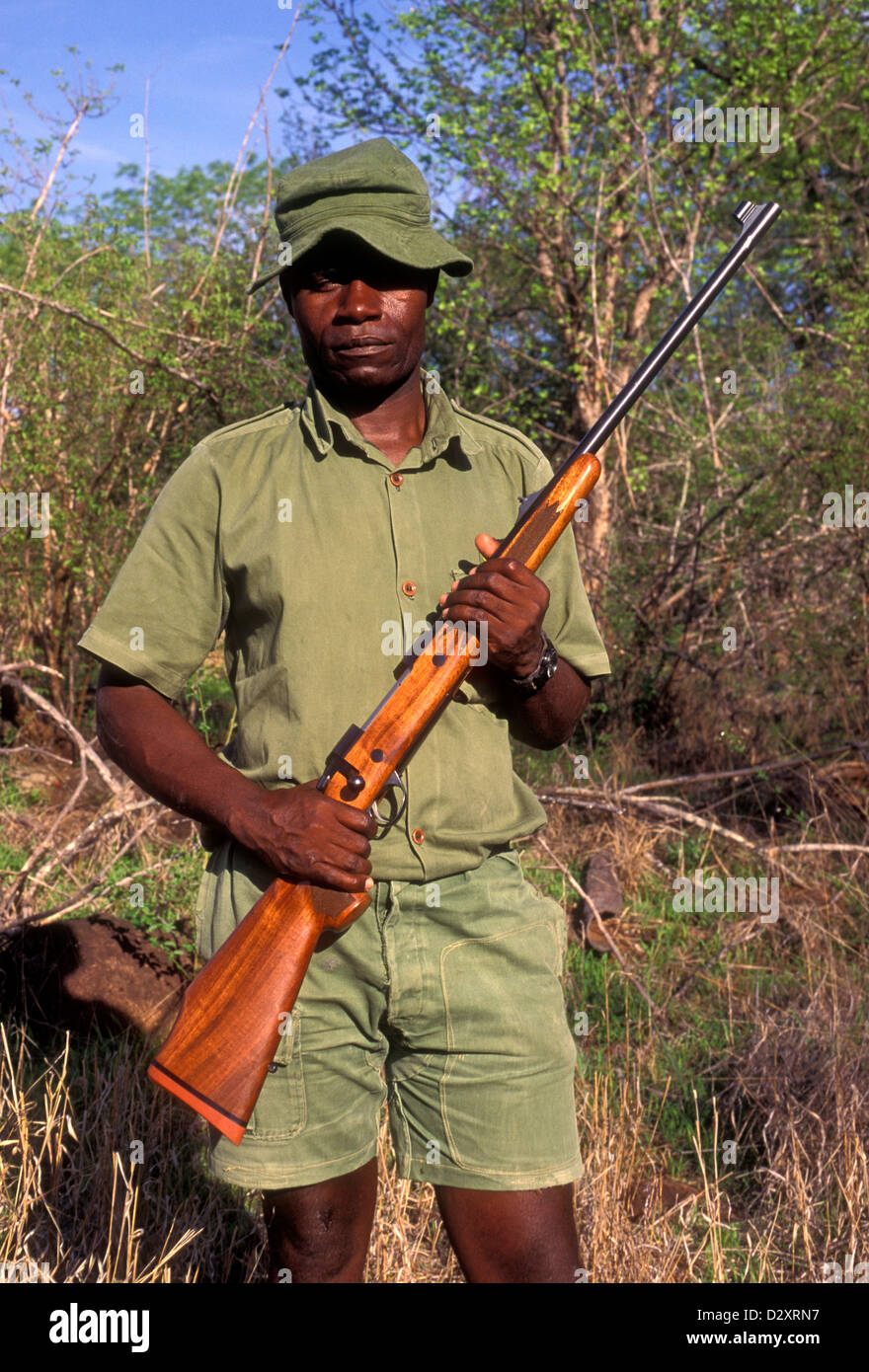 Kenneth Manyangadze, chef scout, le scoutisme pour les braconniers, vallée de la Save Wildlife Conservancy, village de Mahenye, la province de Manicaland, au Zimbabwe, l'Afrique Banque D'Images