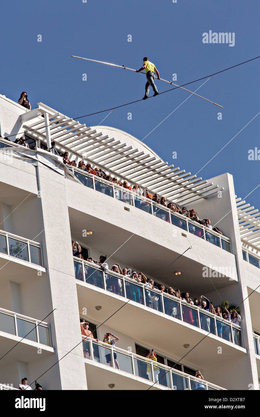 Célèbre daredevil Nik Wallenda marche sur la corde raide 200-pieds, sur le front de mer le 29 janvier 2013 à Sarasota, FL. Wallenda effectué sans un harnais de sécurité après la commission de la ville plus tourné une exigence de l'état. Banque D'Images