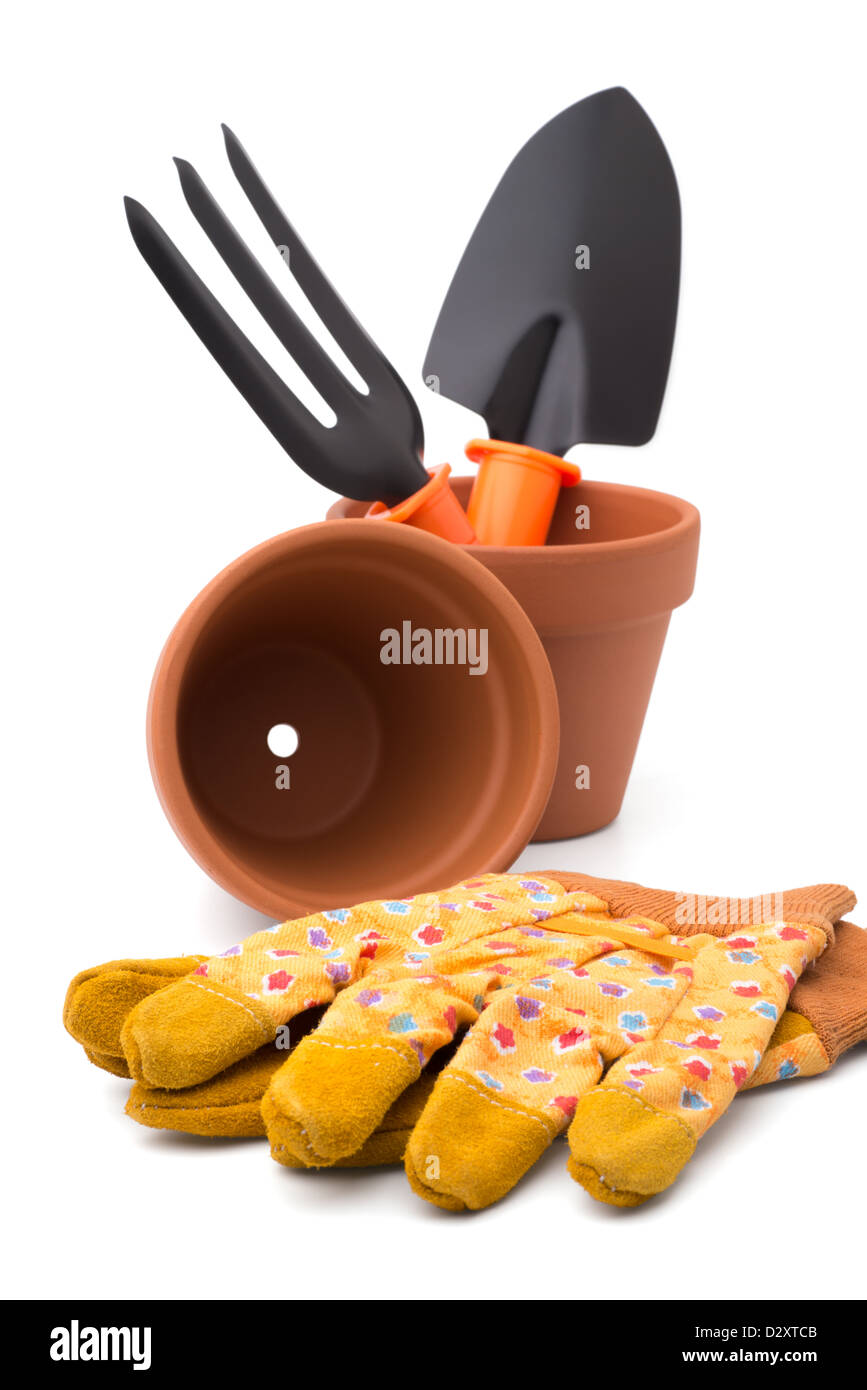 Jardinage : groupe d'outils et accessoires (gants, pot de fleurs, à la truelle et creuser fourche), isolé sur fond blanc Banque D'Images
