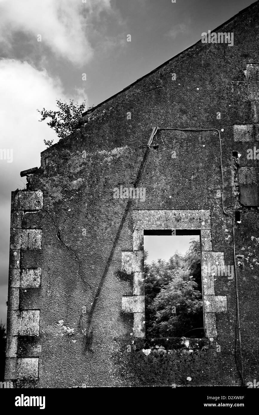 Une des maisons détruites et murs restants dans le village d'Oradour sur Glane. Banque D'Images