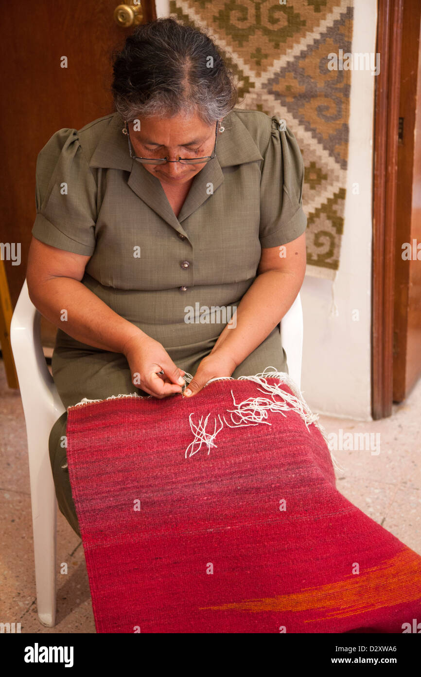 Couture femme tapis tissaient dans Shop à Oaxaca - Mexique Banque D'Images