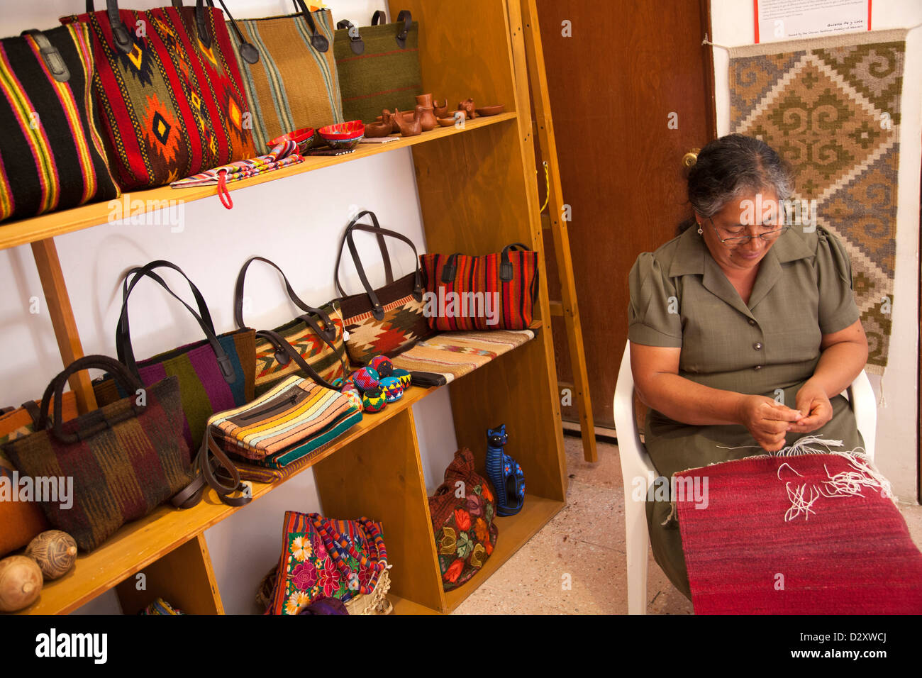 Tapis tissé en couture femme Shop à Oaxaca - Mexique Banque D'Images