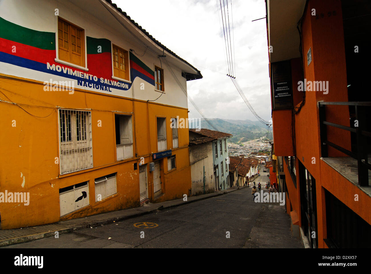 La COLOMBIE, Bogota, la construction de la "Mouvement de salut national' sur une zone inclinée et une ville congestionnée dans l'arrière-plan Banque D'Images