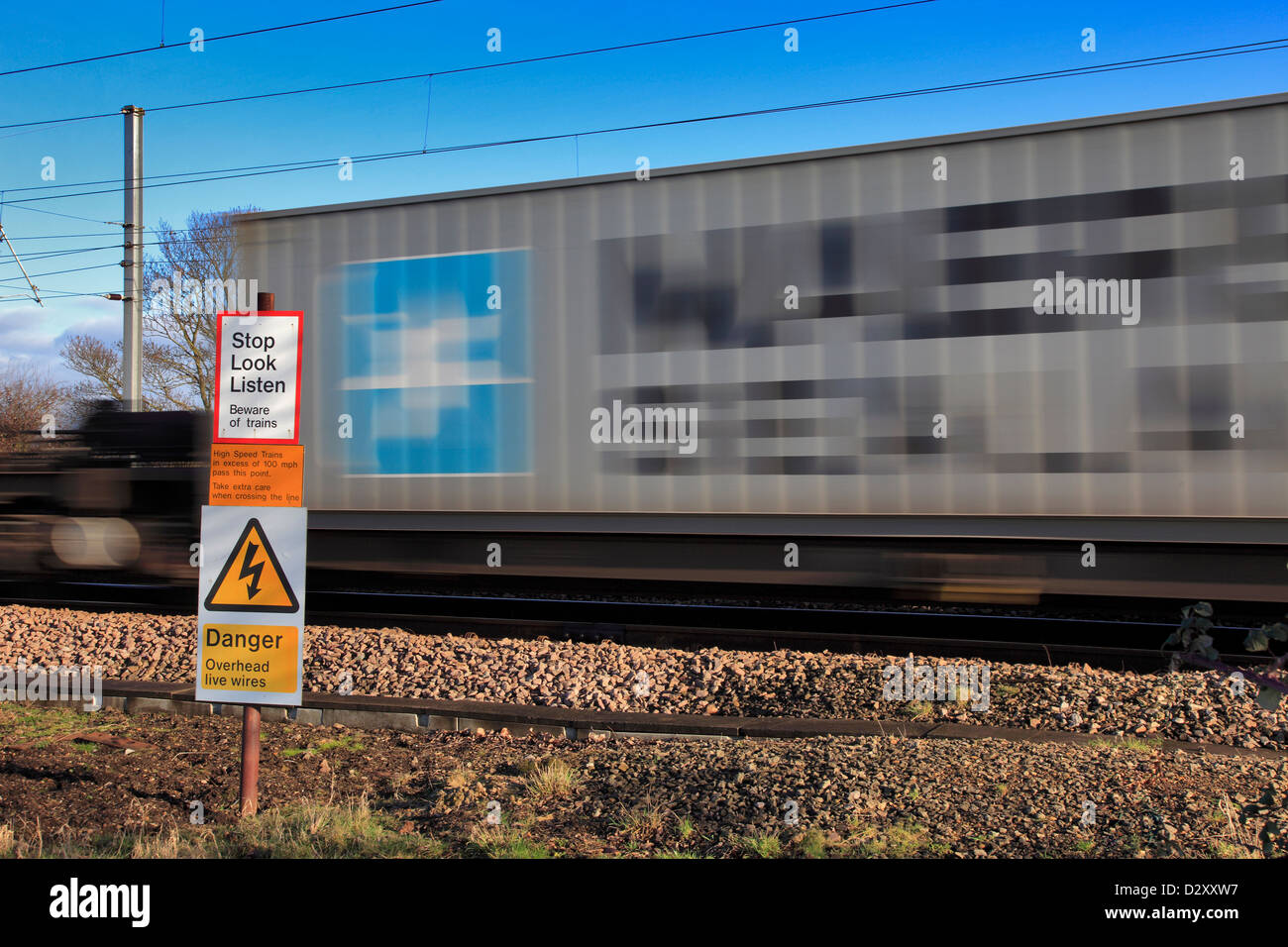 Arrêter de regarder Écouter Panneau d'avertissement d'excès de fer dans les trains traversant la barrière Cambridgeshire England UK Banque D'Images