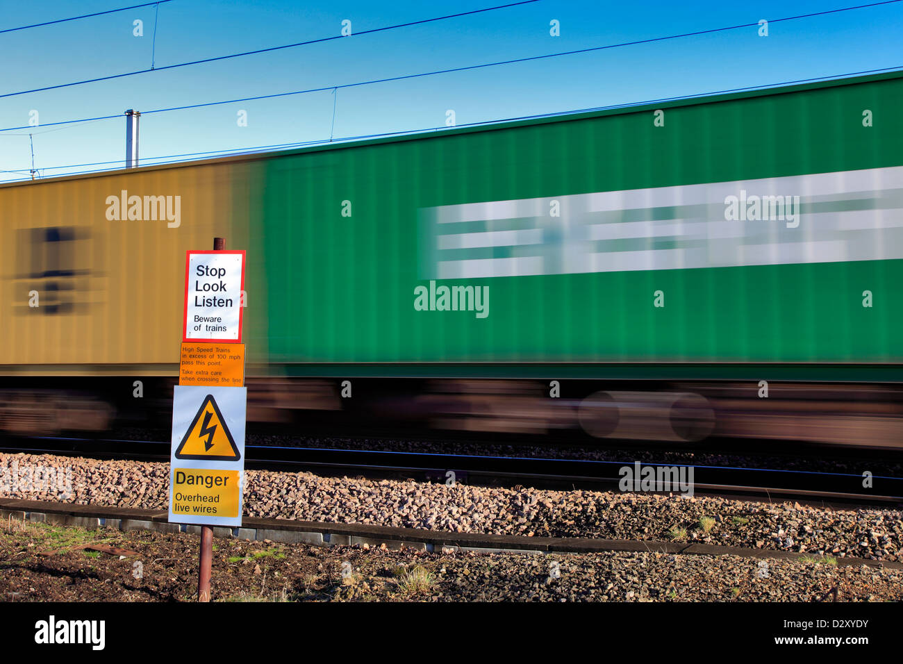 Arrêter de regarder Écouter Panneau d'avertissement d'excès de fer dans les trains traversant la barrière Cambridgeshire Angleterre Banque D'Images