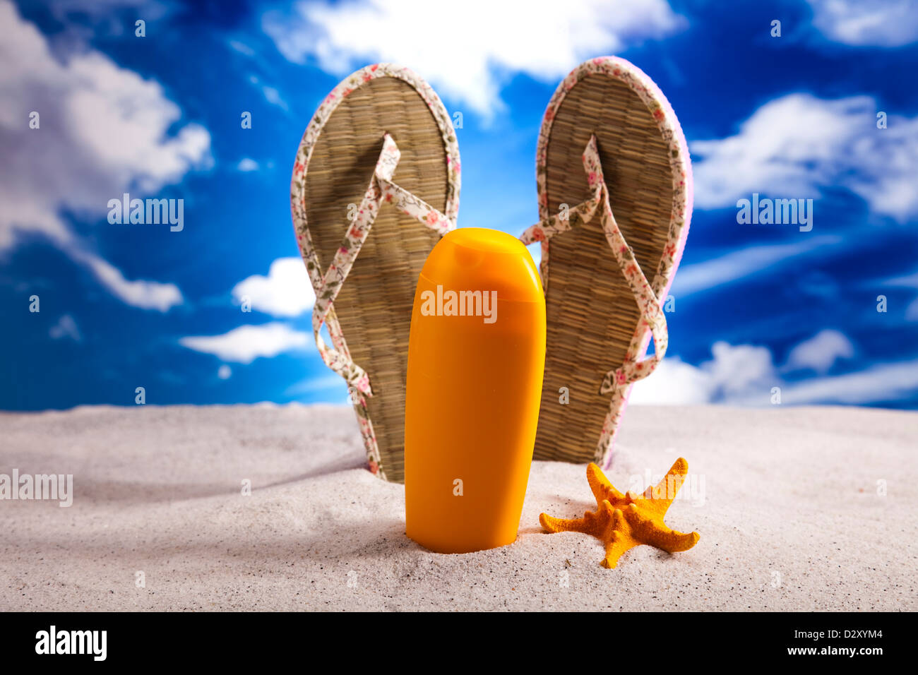 Tongs sur la plage, bronzage Photo Stock - Alamy