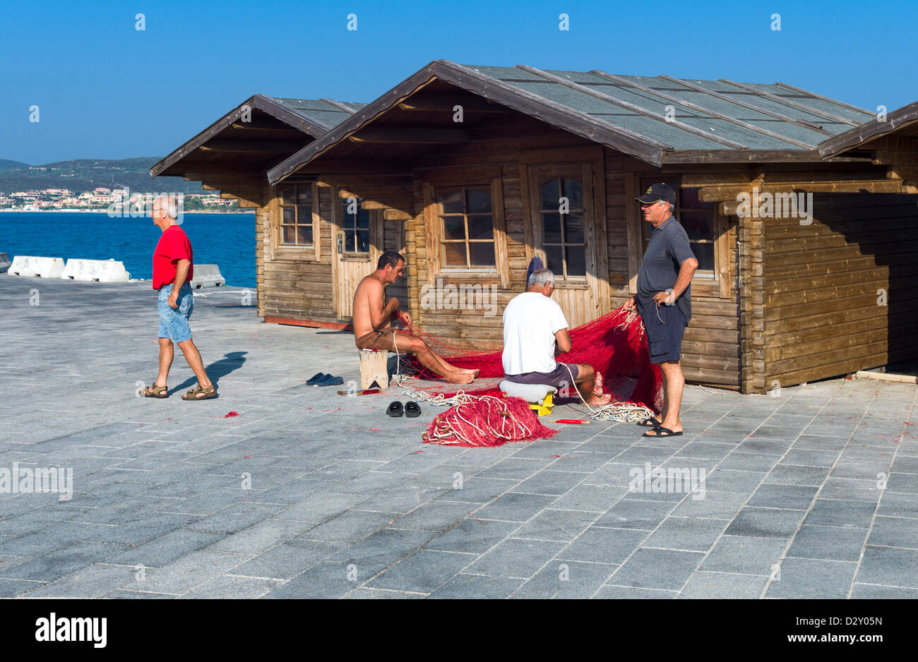 Italie, Sardaigne, Golfo Aranci, les gens dans le port de pêche Banque D'Images