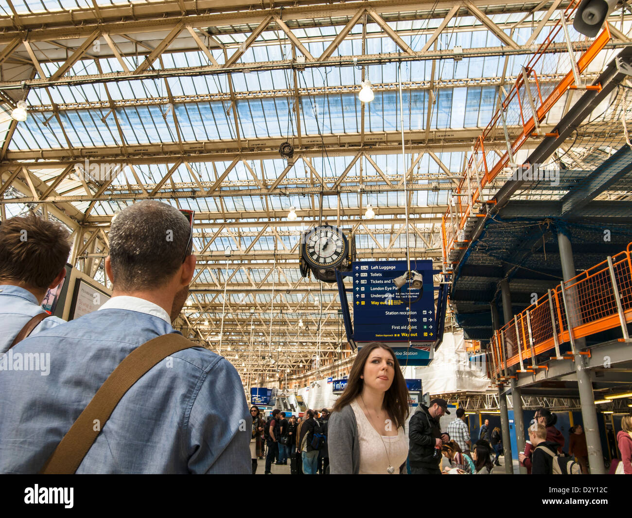 Gare dans journée ensoleillée Banque D'Images