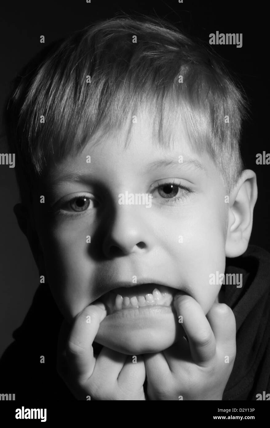 Petit garçon faire drôle de visage, noir et blanc Banque D'Images