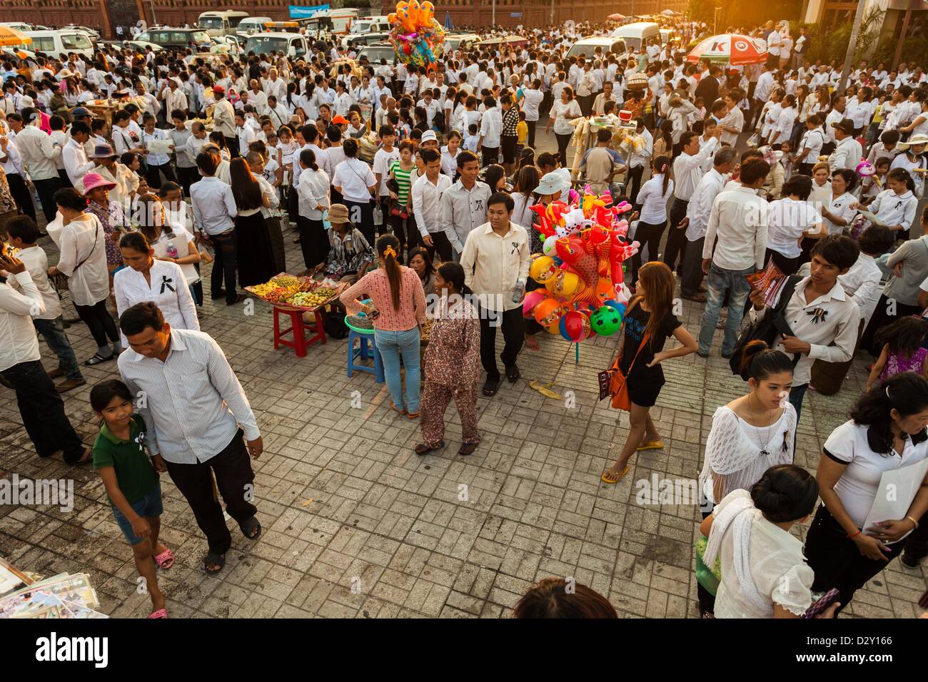 Phnom Penh, Cambodge - Cambodian habillés en blanc sont réunis à coucher de soleil sur Phnom Penh Riverside pour la crémation du roi Norodom Sihanouk, le 4 février 2013. Le roi est mort le 15 octobre 2012 à Beijing Banque D'Images