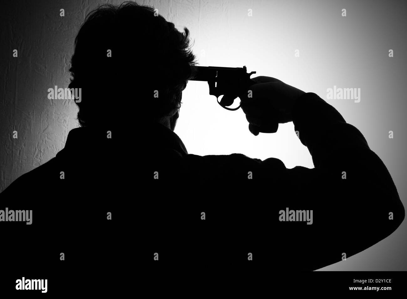 Le suicide, un homme un fusil vers sa tête, noir et blanc Banque D'Images