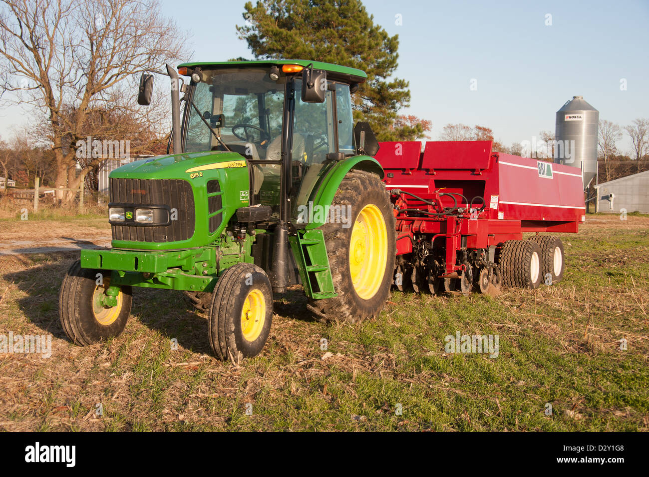Le matériel agricole en action sur une ferme Banque D'Images