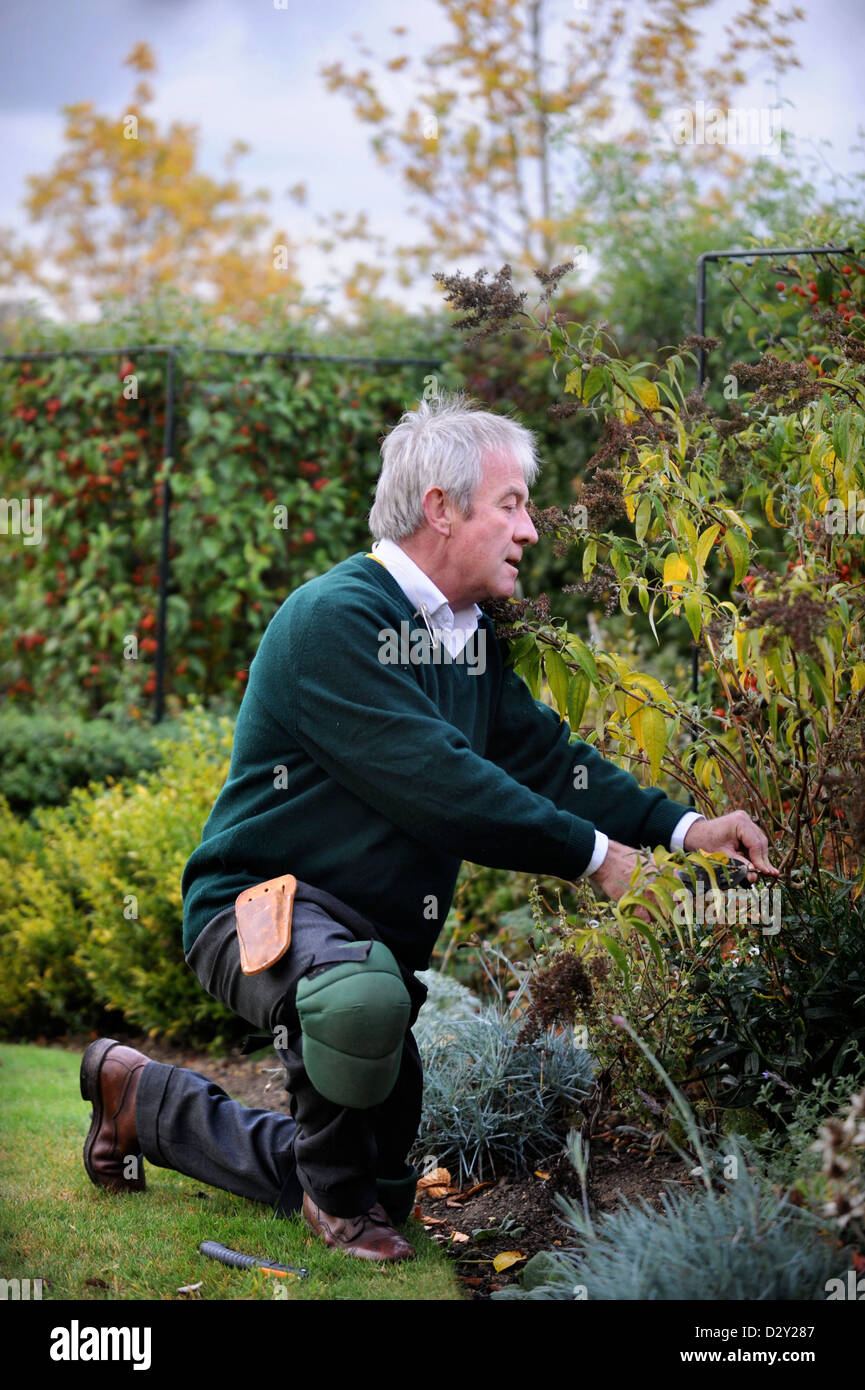 Le jardinier Roddy Llewellyn à la maison près de Shipston-on-Stour où il dirige des cours de jardinage UK 2009 Banque D'Images