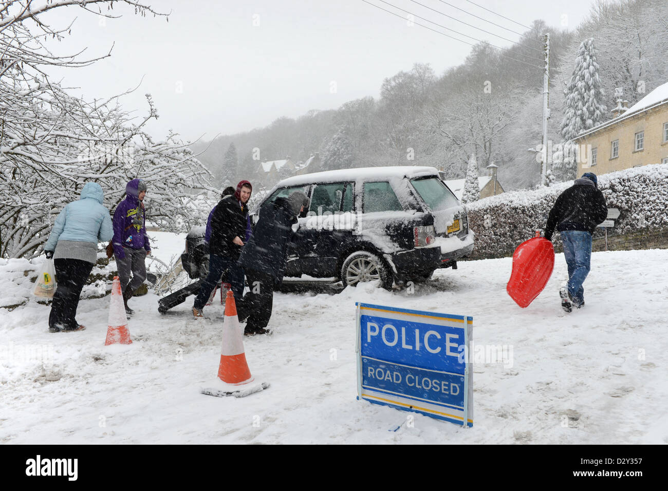 Une Range Rover qui a frappé une Vauxhall stationnaire après coulissant dans la neige forcer en jardins ci-dessous sur une colline connue localement sont 'T Banque D'Images