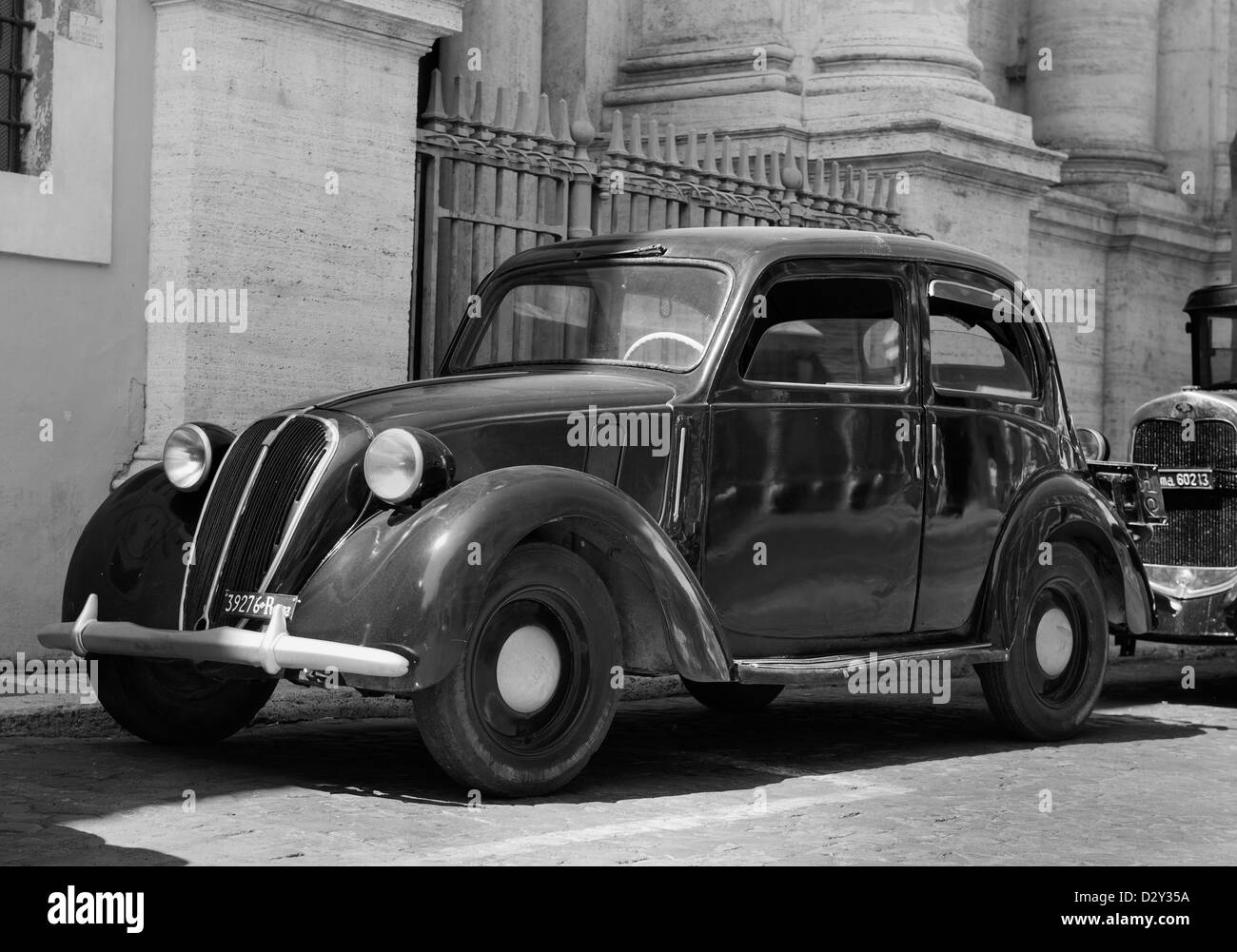 Fiat Topolino motor car dans les rues de Rome durant une séquence de film. Banque D'Images