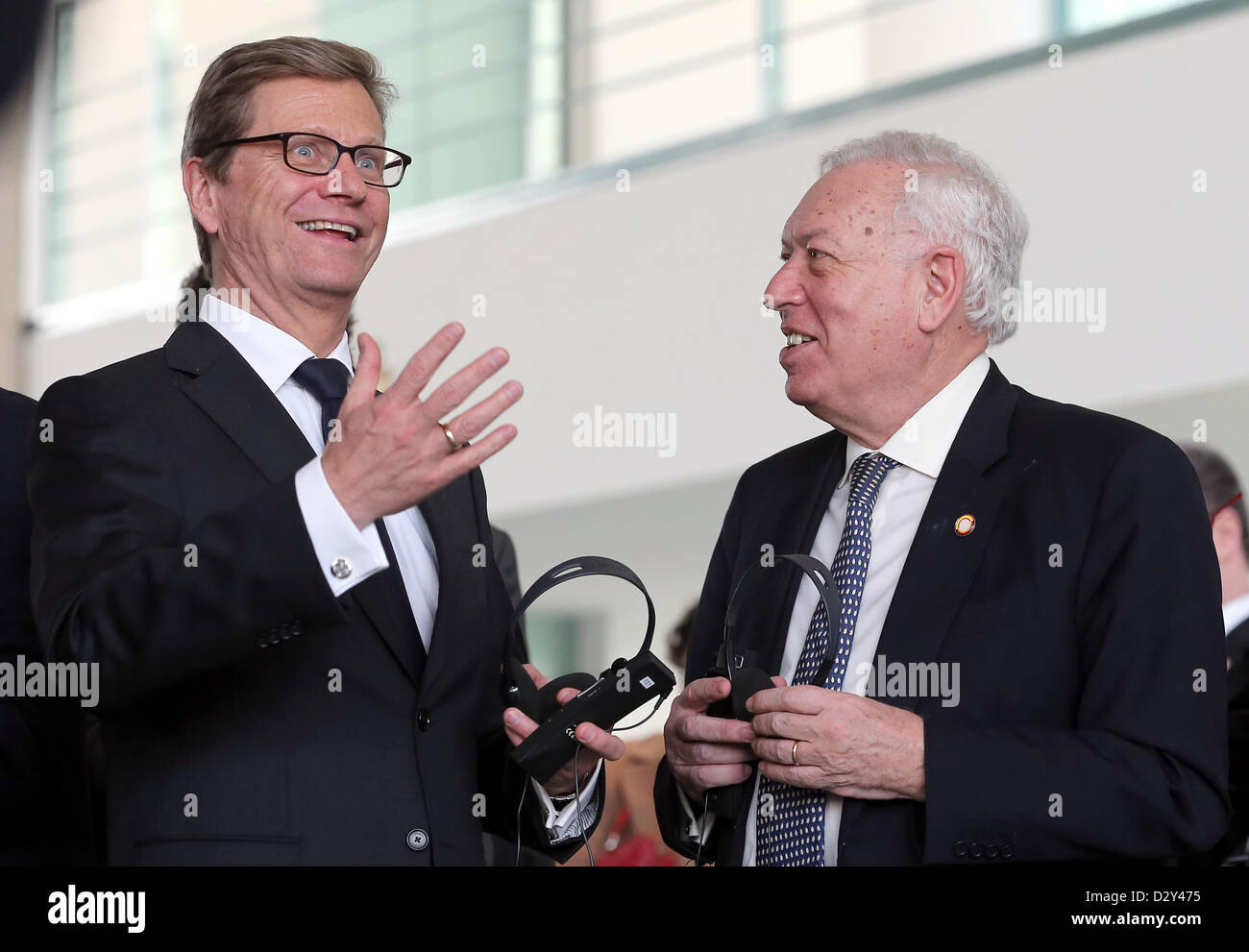 Le ministre des Affaires étrangères allemand Guido Westerwelle (R) et son homologue espagnol, José Manuel García-Margallo lors d'une conférence de presse à la Chancellerie fédérale à Berlin, Allemagne, 04 février 2013. Les membres du Cabinet de l'Allemagne et l'Espagne se sont réunis pour des consultations intergouvernementales à la Chancellerie fédérale. Photo : WOLFGANG KUMM Banque D'Images