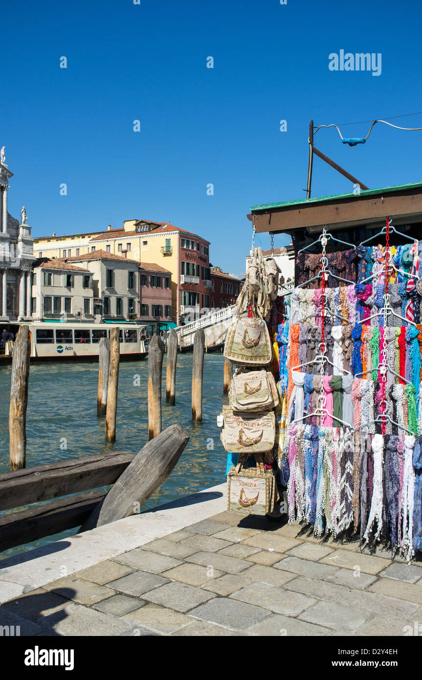 Vente éléments touristiques étal près du Grand Canal sur Fondamenta Riva di Biasio Banque D'Images