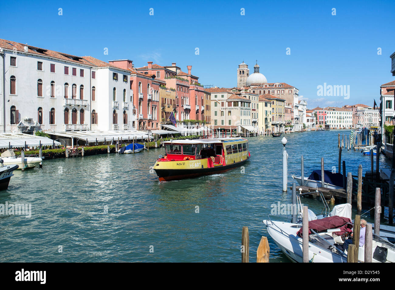 Bus de l'eau ou de vaporetto sur le Grand Canal Venise Banque D'Images