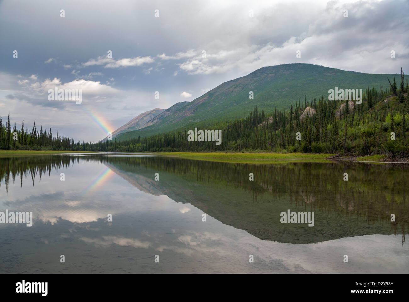 Arc-en-ciel sur le lac d'Oxbow et de Backbone Ridge, la réserve de parc national Nahanni préserver, au Canada. Banque D'Images