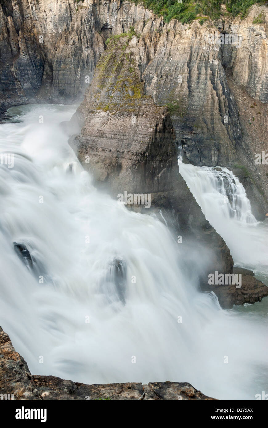 Virginia Falls sur la rivière Nahanni dans les Territoires du Nord-Ouest du Canada. Banque D'Images