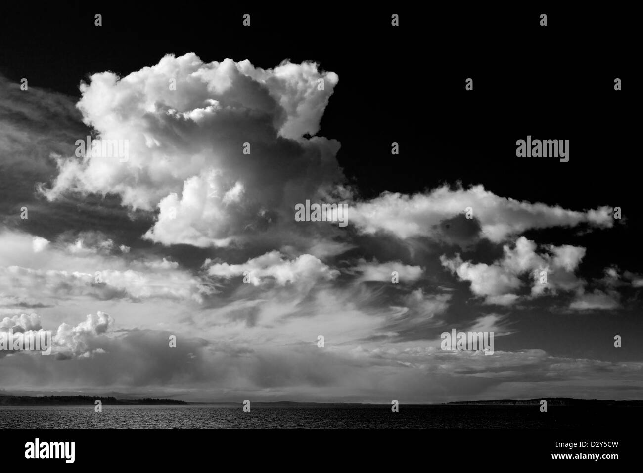 WA05316-00 BW...WASHINGTON - nuages sur le Puget Sound à partir de la ville de Edmonds. Banque D'Images