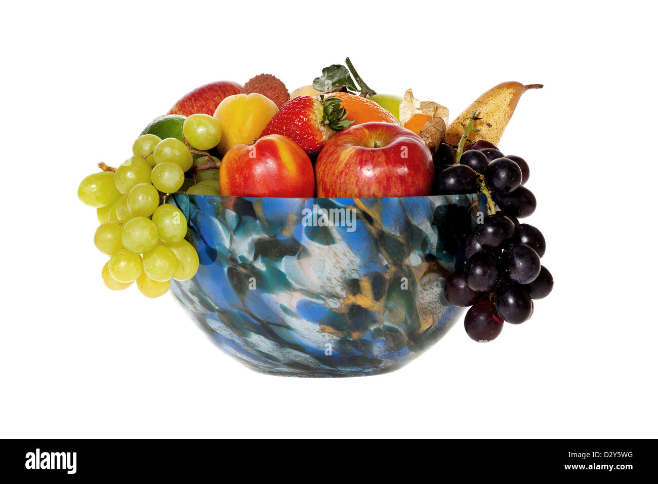 Bol en verre coloré rempli de fruits isolés contre white backgroun Banque D'Images