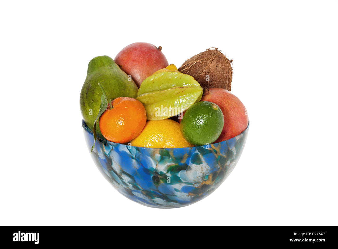 Bol en verre décoratif avec des fruits tropicaux front of white background Banque D'Images
