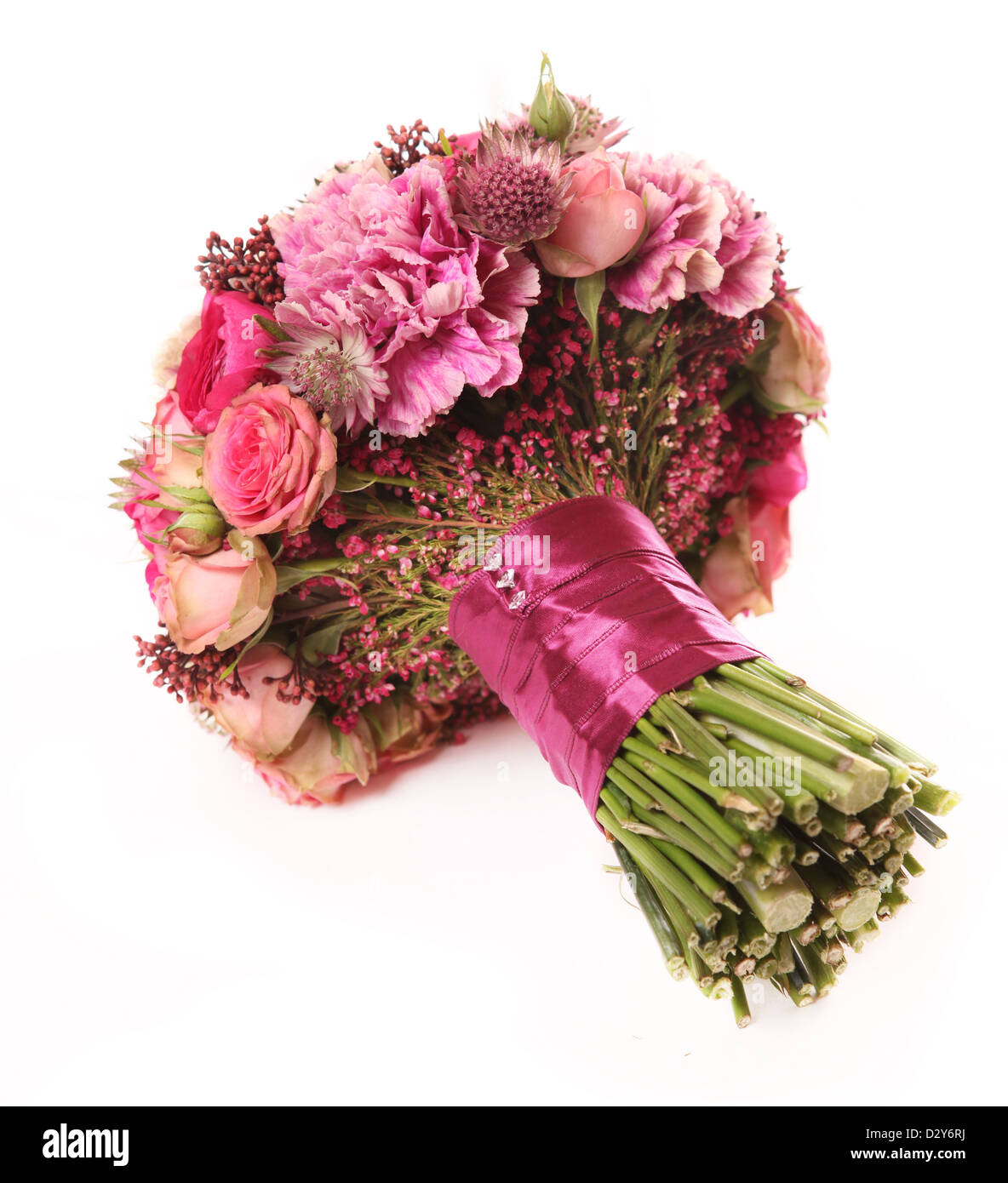 Bouquet de mariage avec Astrantia, Skimma, Brassica, rosier, Ranunculus asiaticus, girofle, isolated on white Banque D'Images