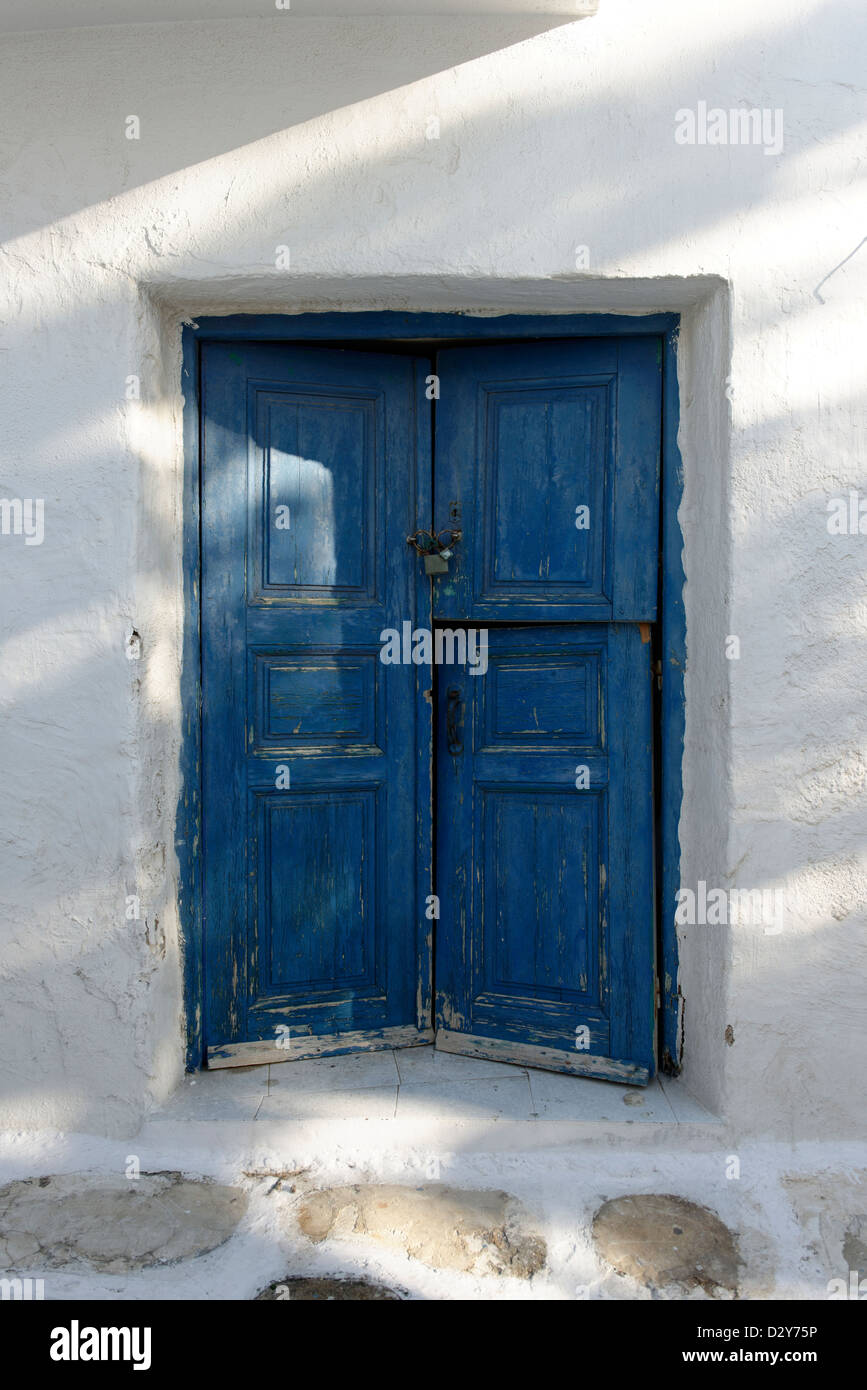 Mykonos. Cyclades. Grecce. Une chambre blanchie à la Chambre double avec portes bleues dans les ruelles de Chora, capitale de Mykonos. Banque D'Images