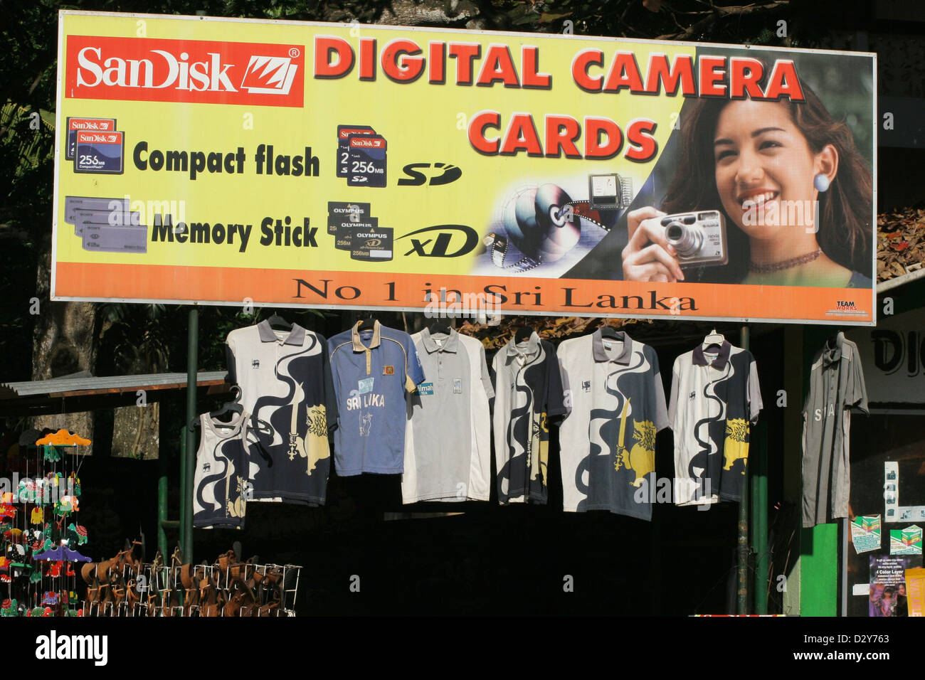 Kandy, Sri Lanka, un panneau publicitaire pour cartes mémoire SanDisk Banque D'Images