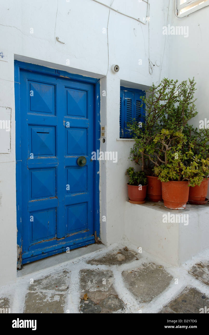 Mykonos. Cyclades. Grecce. Une chambre blanchie à la Chambre double avec portes bleues dans les ruelles de Chora, capitale de Mykonos. Banque D'Images