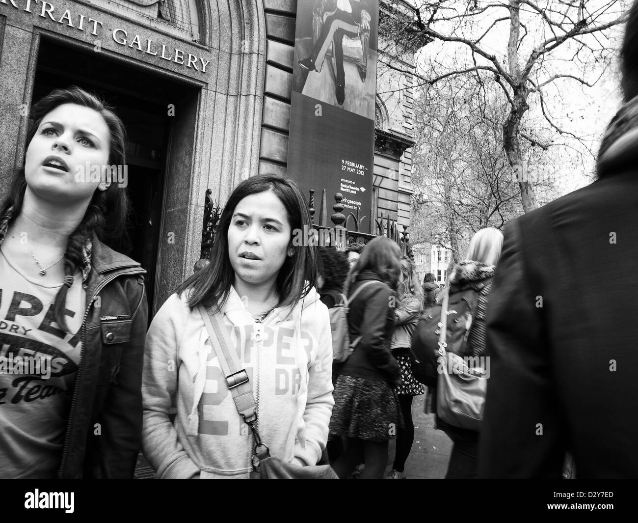 Deux femmes en face de Niational Portrait Gallery de Londres Banque D'Images