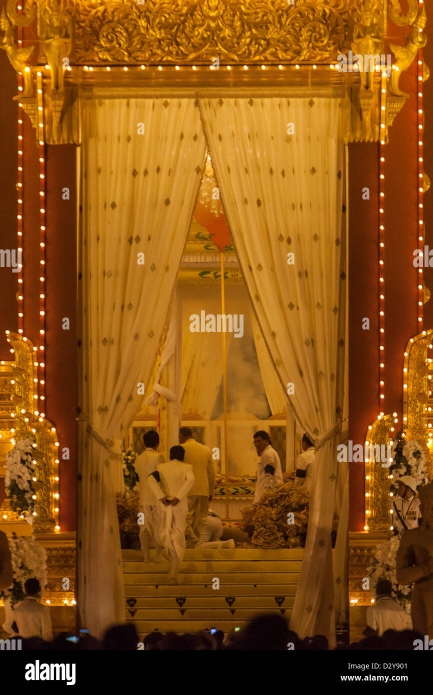 Phnom Penh, Cambodge, 4 février 2013. Crématorium de l'ancien roi Sihanouk, , qui est mort en octobre. Des milliers de personnes se sont rendues à Phnom Penh pour la crémation du roi qui a aidé à guider le pays vers l'indépendance. Banque D'Images