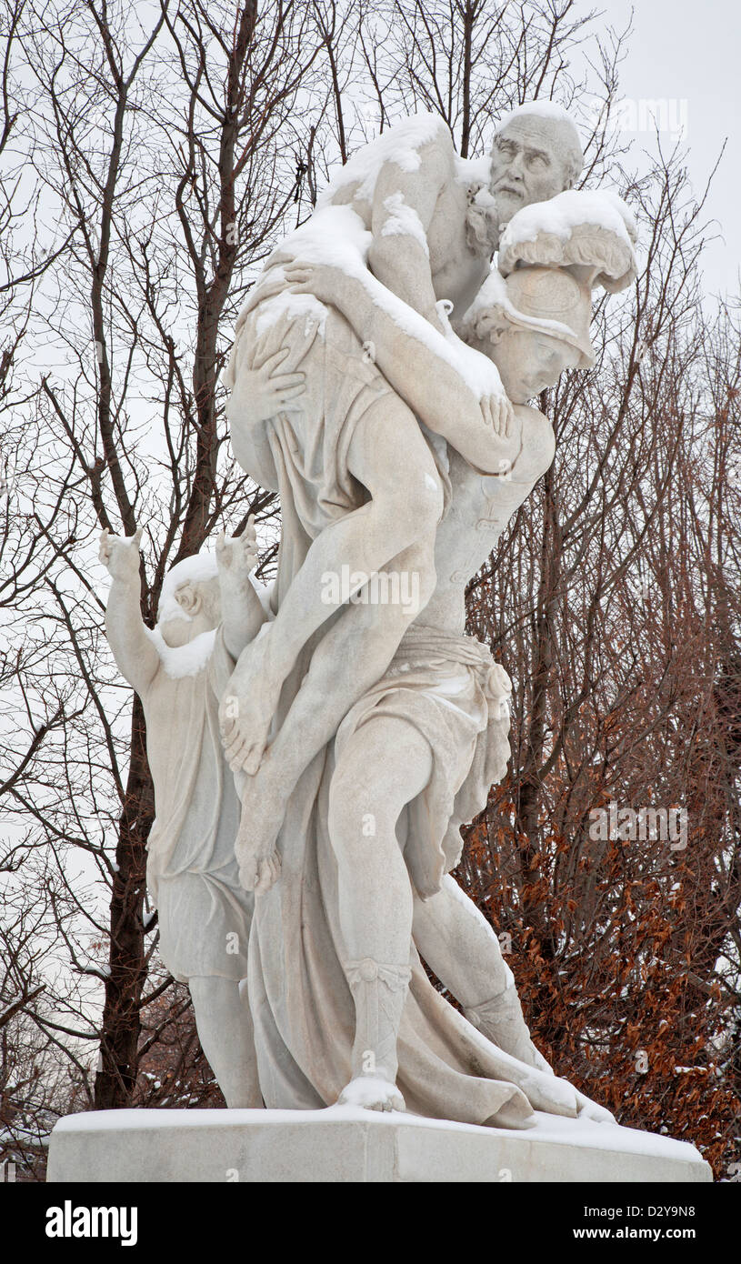 Vienne - Statue de la mythologie dans les jardins du palais de Schonbrunn en hiver Banque D'Images
