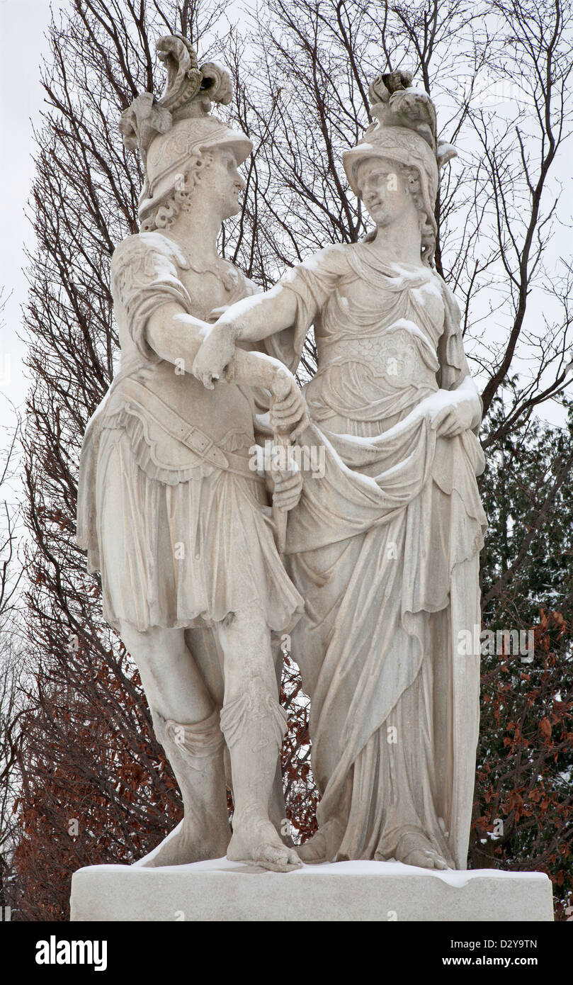 Vienne - Statue de la mythologie dans les jardins du palais de Schonbrunn en hiver Banque D'Images