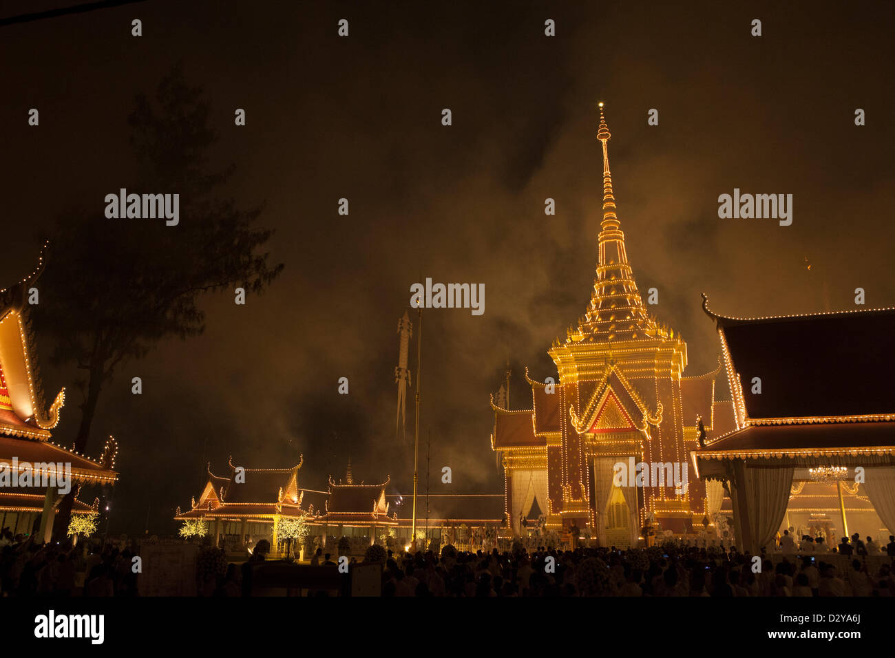 Phnom Penh, Cambodge, 4 février 2013. Crématorium de l'ancien roi Sihanouk, qui est décédé en octobre. Des milliers de personnes se sont rendues à Phnom Penh pour la crémation du roi qui a aidé à guider le pays vers l'indépendance. Banque D'Images
