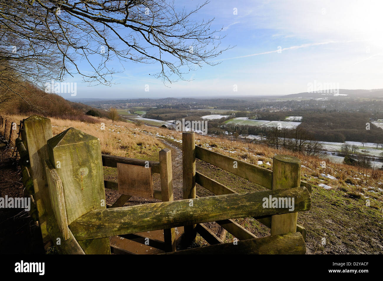 North Downs au Ranmore Common Dorking avec porte en premier plan Banque D'Images