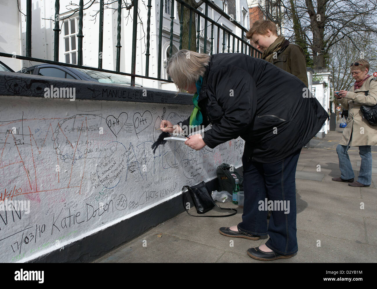 Londres, Royaume-Uni, fans peindre le mur en face d'Abbey Road Studios Banque D'Images