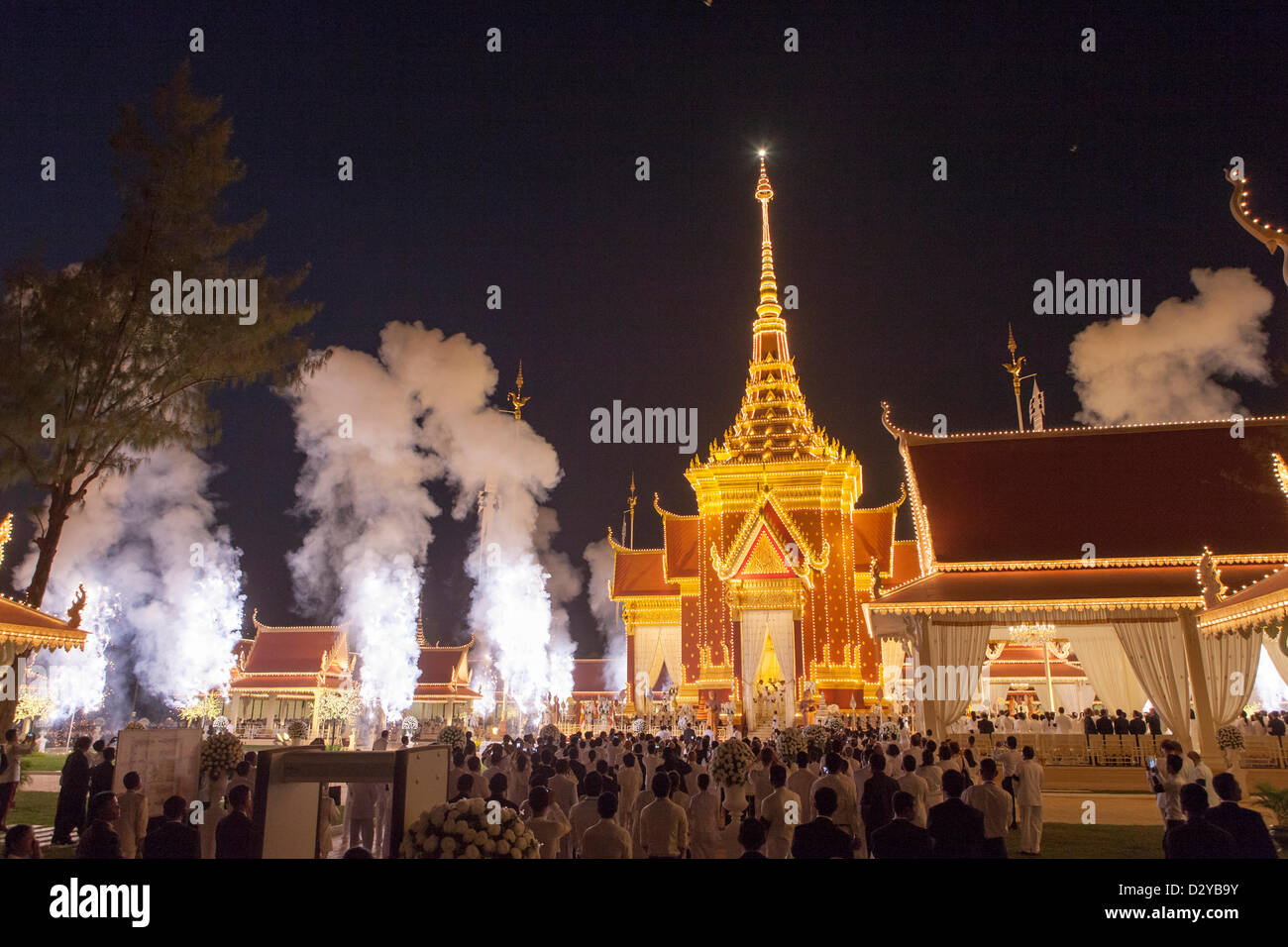 Phnom Penh, Cambodge, 4 février 2013. Crématorium de l'ancien roi Sihanouk, , qui est mort en octobre, 4 février 2013 Des milliers de personnes se sont rendues à Phnom Penh pour la crémation du roi qui a aidé à guider le pays vers l'indépendance. Banque D'Images
