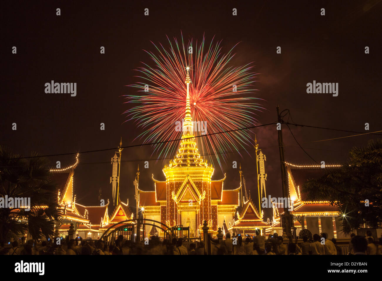 Phnom Penh, Cambodge, 4 février 2013. D'artifice sur la rivière juste derrière le crématorium de l'ancien roi Sihanouk, qui est décédé en octobre. Phnom Penh, Cambodge, 4 février 2013 Banque D'Images