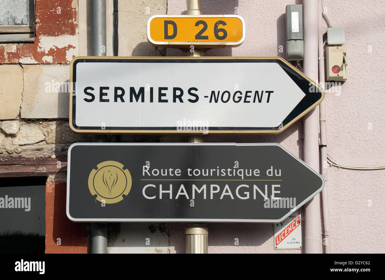 Panneau routier générique et la route touristique de Champagne, signe de Sermiers, Champagne-Ardenne, France. Banque D'Images