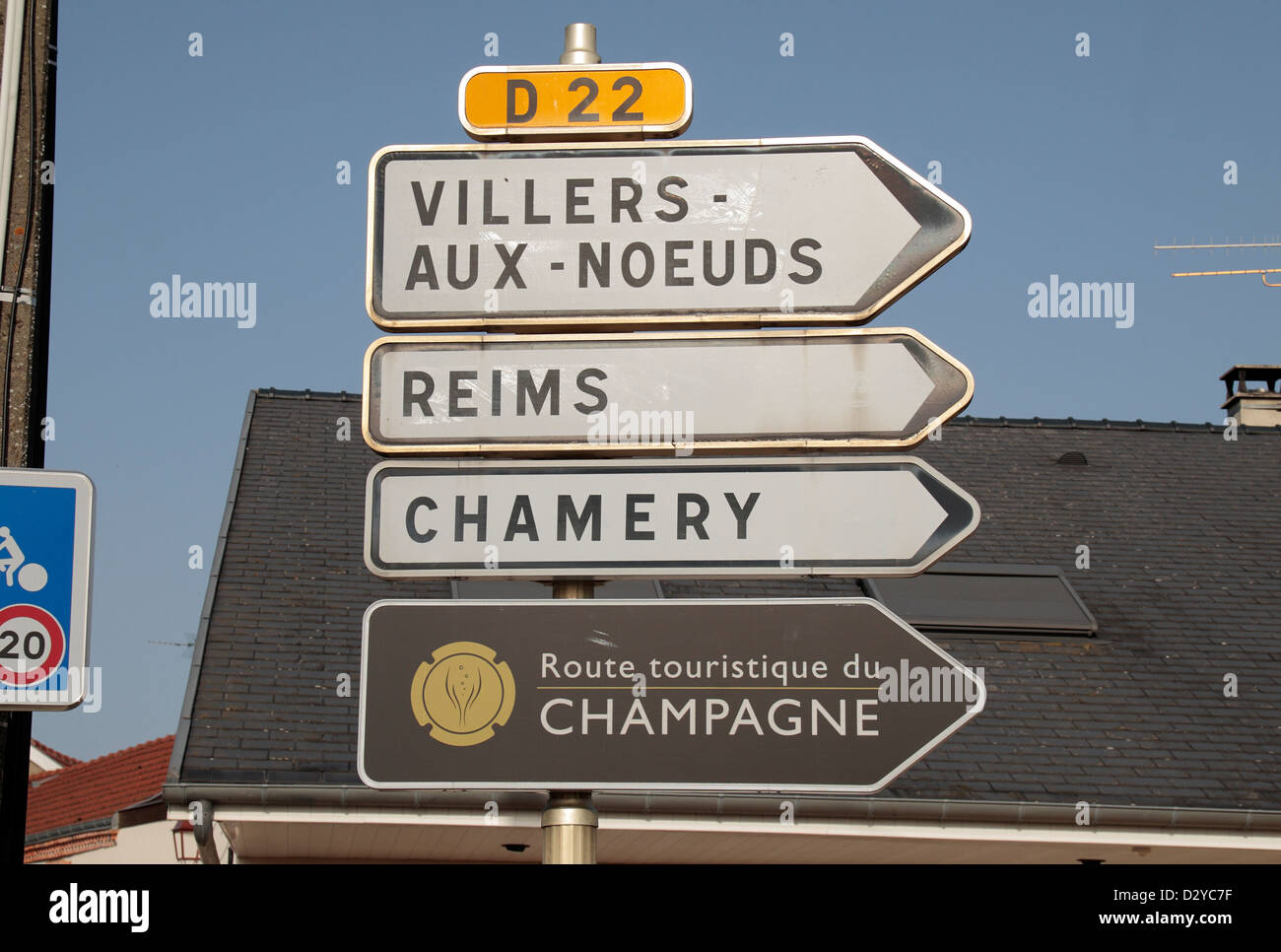 La signalisation routière générique y compris la route touristique de Champagne, signe de Sermiers, Champagne-Ardenne, France. Banque D'Images
